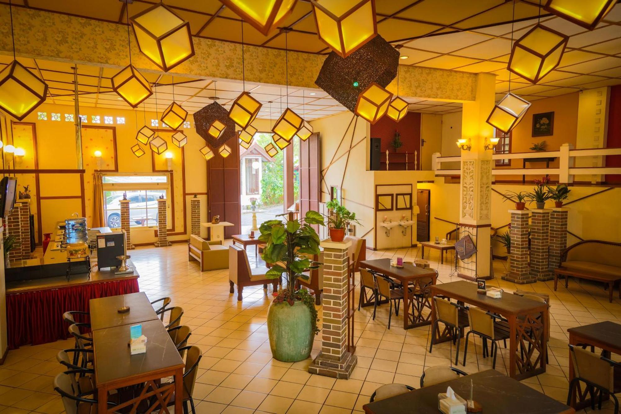 Family Hotel Gradia 2 Бату Екстериор снимка