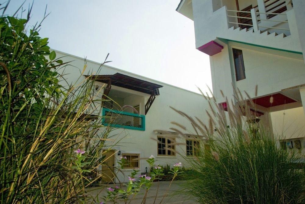 Family Hotel Gradia 2 Бату Екстериор снимка
