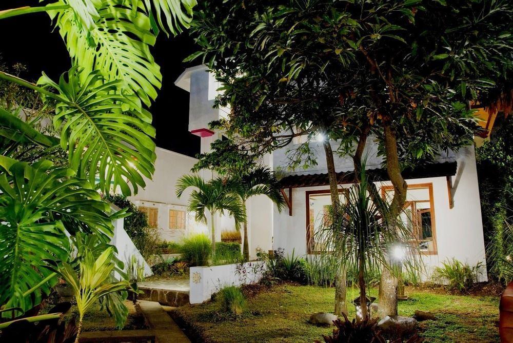 Family Hotel Gradia 2 Бату Екстериор снимка
