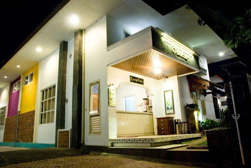 Family Hotel Gradia 2 Бату Екстериор снимка